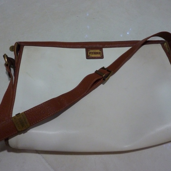 Vintage Ferre Handbag | WHITE with Brown trim Crossbody Messenger Bag-tote 80s - Picture 2 of 14